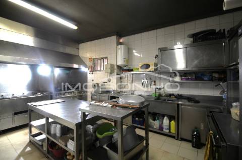 Churrasqueira Trespasse com atividade a funcionar