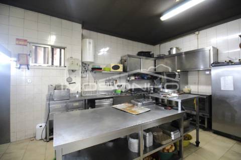 Churrasqueira Trespasse com atividade a funcionar