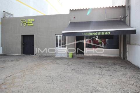 Churrasqueira Trespasse com atividade a funcionar