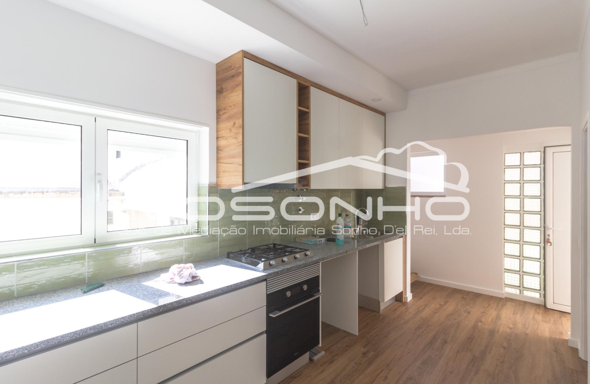 Apartamento T1 + 1, renovado no coração da Marinha Grande