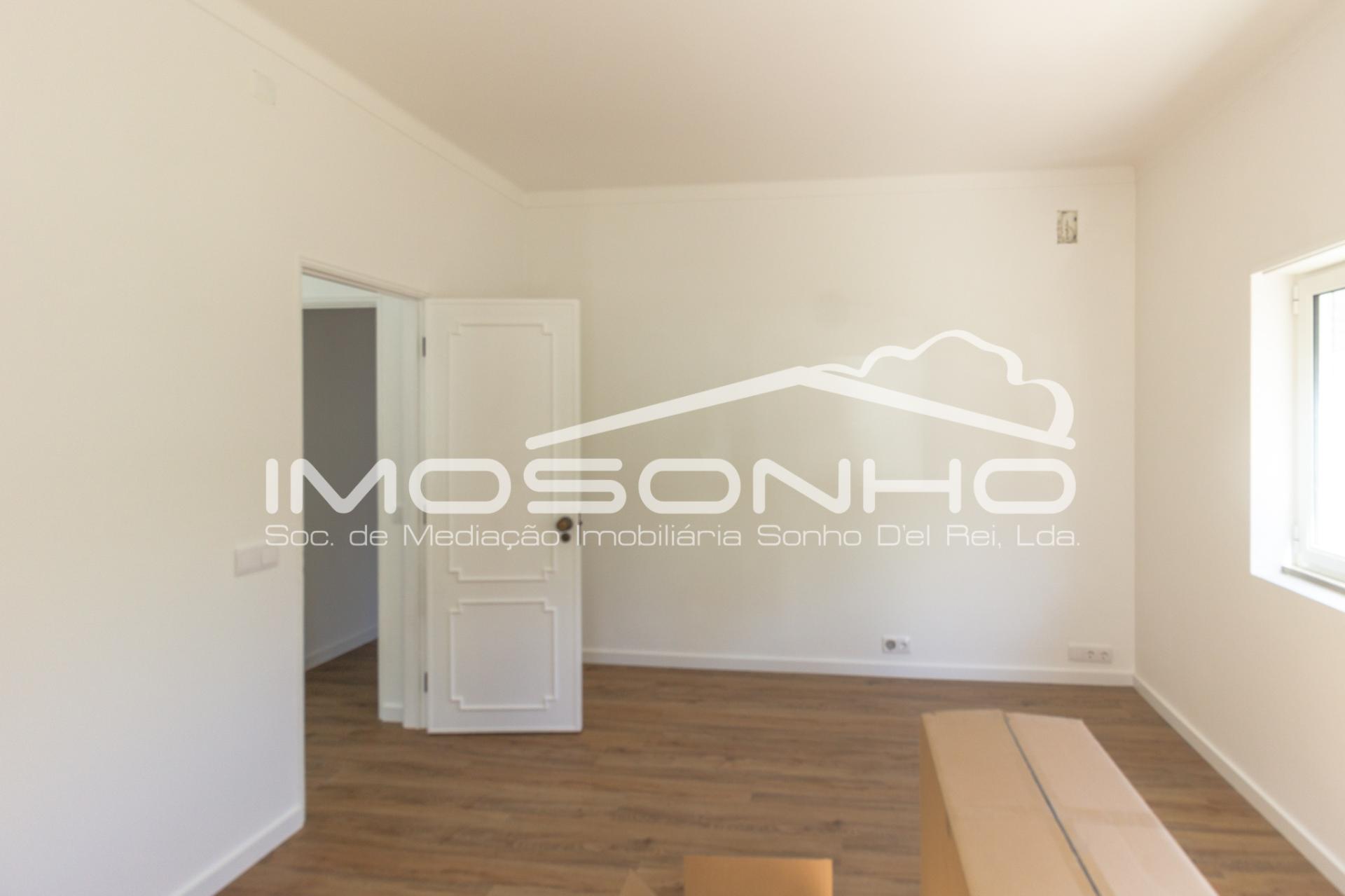 Apartamento T1 + 1, renovado no coração da Marinha Grande