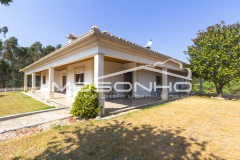 Venda conjunta de 2 moradias, 3 apartamentos, 3 armazéns e terrenos diversos