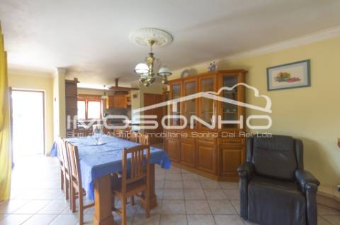 Venda conjunta de 2 moradias, 3 apartamentos, 3 armazéns e terrenos diversos