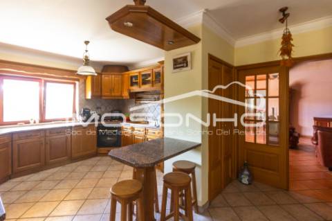 Venda conjunta de 2 moradias, 3 apartamentos, 3 armazéns e terrenos diversos