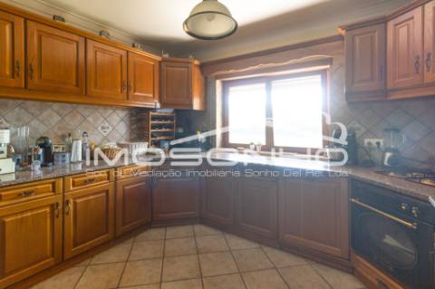 Venda conjunta de 2 moradias, 3 apartamentos, 3 armazéns e terrenos diversos