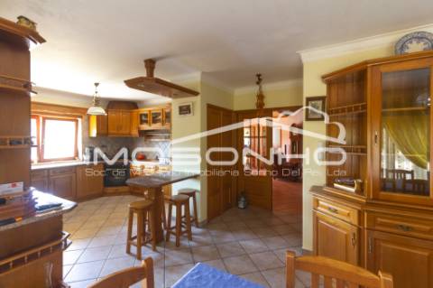 Venda conjunta de 2 moradias, 3 apartamentos, 3 armazéns e terrenos diversos