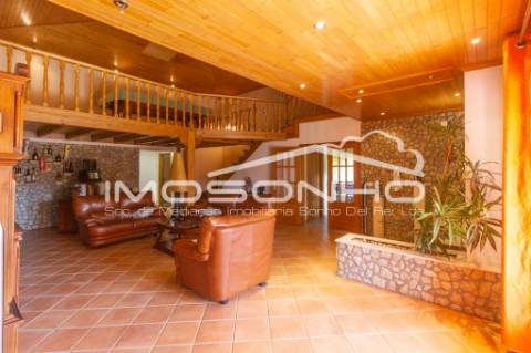 Venda conjunta de 2 moradias, 3 apartamentos, 3 armazéns e terrenos diversos