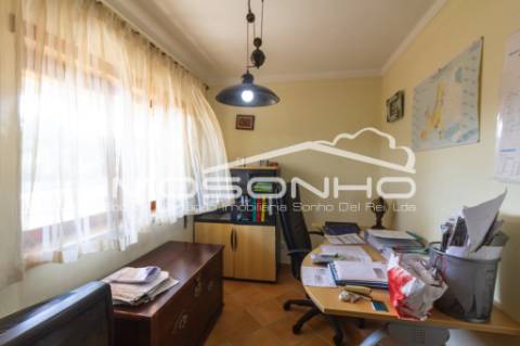 Venda conjunta de 2 moradias, 3 apartamentos, 3 armazéns e terrenos diversos