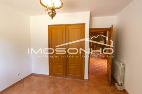 Venda conjunta de 2 moradias, 3 apartamentos, 3 armazéns e terrenos diversos