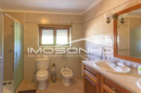 Venda conjunta de 2 moradias, 3 apartamentos, 3 armazéns e terrenos diversos