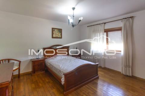 Venda conjunta de 2 moradias, 3 apartamentos, 3 armazéns e terrenos diversos