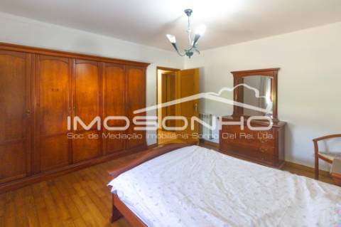 Venda conjunta de 2 moradias, 3 apartamentos, 3 armazéns e terrenos diversos