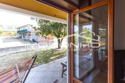 Venda conjunta de 2 moradias, 3 apartamentos, 3 armazéns e terrenos diversos