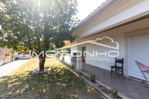 Venda conjunta de 2 moradias, 3 apartamentos, 3 armazéns e terrenos diversos