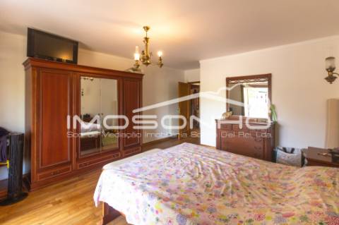 Venda conjunta de 2 moradias, 3 apartamentos, 3 armazéns e terrenos diversos