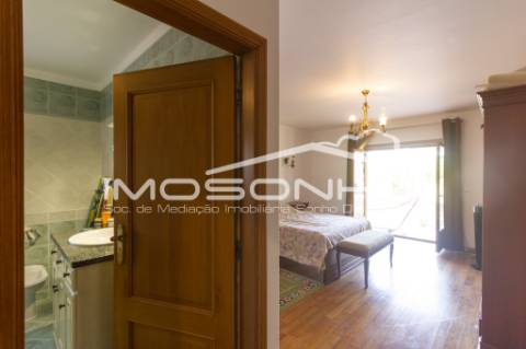 Venda conjunta de 2 moradias, 3 apartamentos, 3 armazéns e terrenos diversos