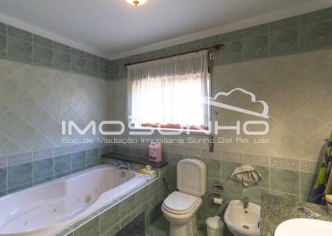 Venda conjunta de 2 moradias, 3 apartamentos, 3 armazéns e terrenos diversos