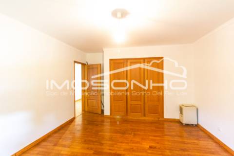 Venda conjunta de 2 moradias, 3 apartamentos, 3 armazéns e terrenos diversos