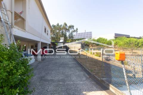 Venda conjunta de 2 moradias, 3 apartamentos, 3 armazéns e terrenos diversos