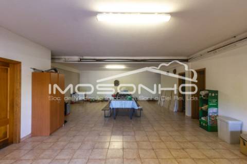 Venda conjunta de 2 moradias, 3 apartamentos, 3 armazéns e terrenos diversos