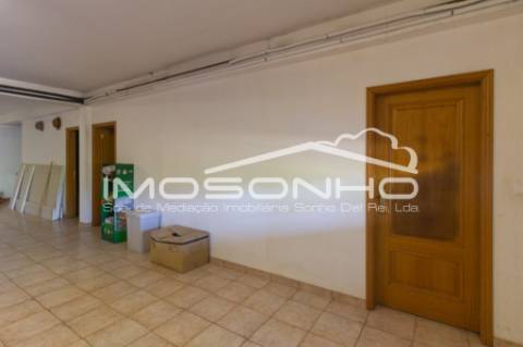 Venda conjunta de 2 moradias, 3 apartamentos, 3 armazéns e terrenos diversos