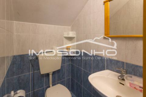 Venda conjunta de 2 moradias, 3 apartamentos, 3 armazéns e terrenos diversos