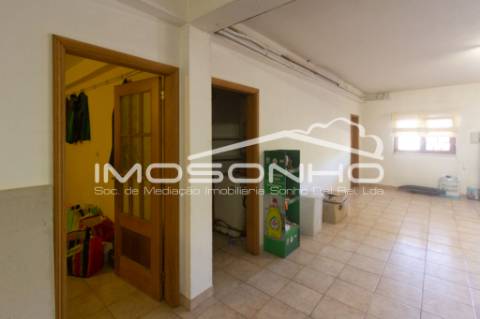 Venda conjunta de 2 moradias, 3 apartamentos, 3 armazéns e terrenos diversos