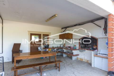 Venda conjunta de 2 moradias, 3 apartamentos, 3 armazéns e terrenos diversos