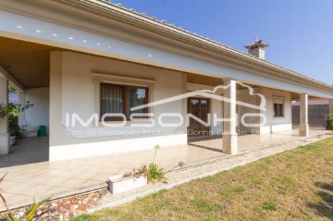 Venda conjunta de 2 moradias, 3 apartamentos, 3 armazéns e terrenos diversos