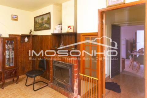 Venda conjunta de 2 moradias, 3 apartamentos, 3 armazéns e terrenos diversos