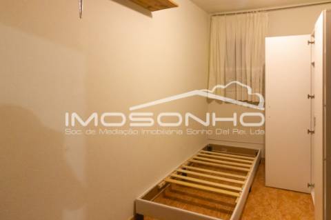 Venda conjunta de 2 moradias, 3 apartamentos, 3 armazéns e terrenos diversos