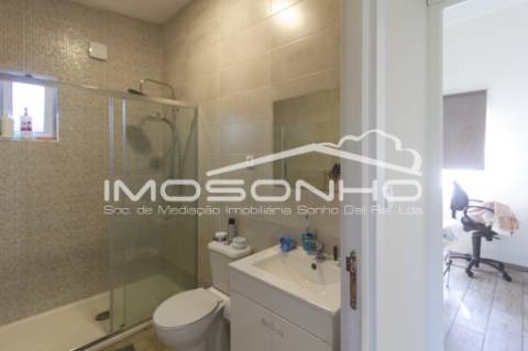 Venda conjunta de 2 moradias, 3 apartamentos, 3 armazéns e terrenos diversos