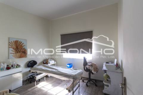 Venda conjunta de 2 moradias, 3 apartamentos, 3 armazéns e terrenos diversos