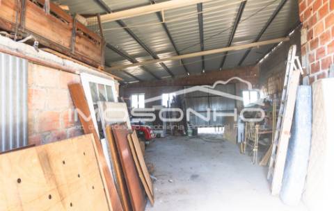 Venda conjunta de 2 moradias, 3 apartamentos, 3 armazéns e terrenos diversos