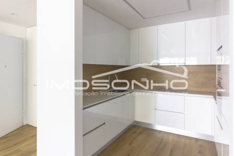 Apartamento T2, com garagem, na linda praia da Nazaré