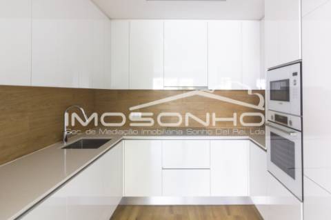 Apartamento T2, com garagem, na linda praia da Nazaré