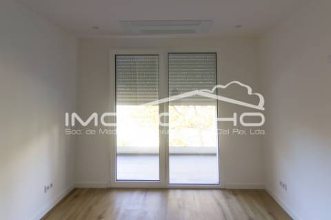 Apartamento T2, com garagem, na linda praia da Nazaré