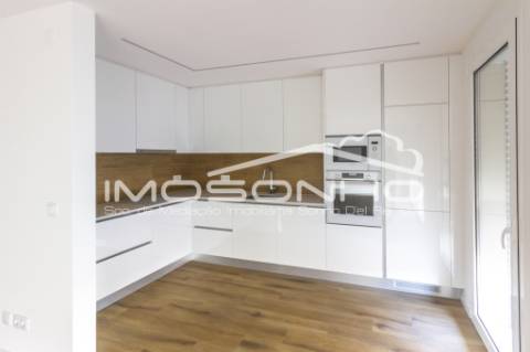 Apartamento T2, com terraço, na linda praia da Nazaré