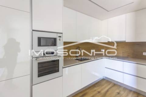 Apartamento T2, com garagem, na linda praia da Nazaré