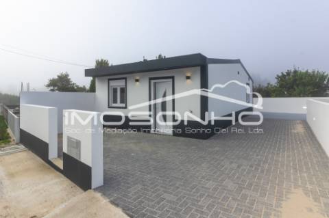 Moradia, com 2 quartos, totalmente remodelada