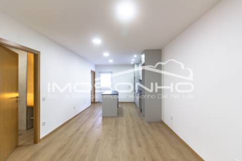 Moradia, com 2 quartos, totalmente remodelada