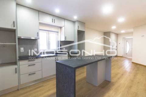 Moradia, com 2 quartos, totalmente remodelada