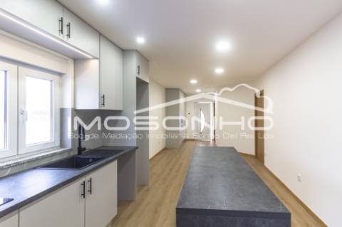 Moradia, com 2 quartos, totalmente remodelada