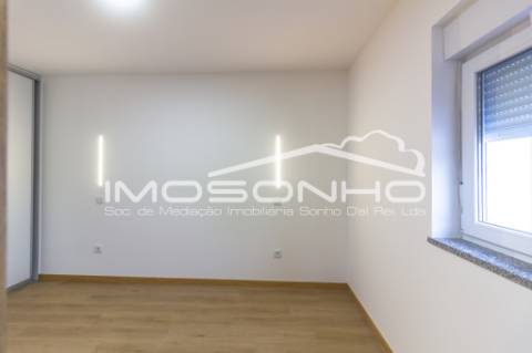 Moradia, com 2 quartos, totalmente remodelada