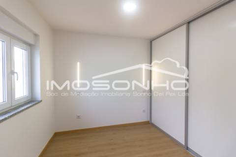 Moradia, com 2 quartos, totalmente remodelada