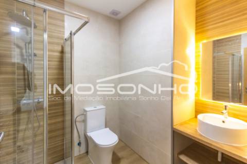 Moradia, com 2 quartos, totalmente remodelada