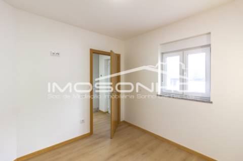 Moradia, com 2 quartos, totalmente remodelada