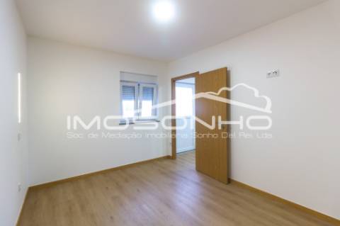 Moradia, com 2 quartos, totalmente remodelada