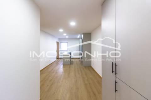 Moradia, com 2 quartos, totalmente remodelada