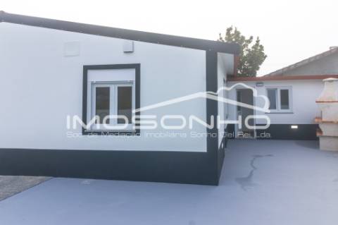 Moradia, com 2 quartos, totalmente remodelada